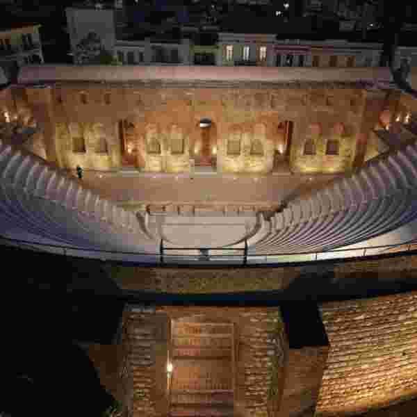 Ανακοίνωση για την αναβολή της παράστασης «Τα πέπλα της» στο Ρωμαϊκό Ωδείο Πατρών